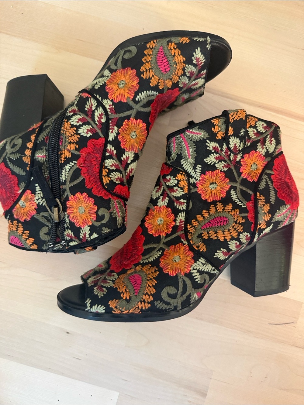 Crown Vintage embroidered peep toe boots. Size 6.